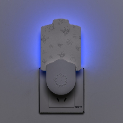 Dispositivo ABS blanco 0,8W luz UV Atraer mosquito polilla mosquito Lámpara asesina de uso interior Enchufe de insectos voladores trampa